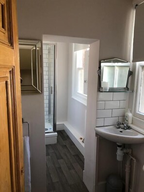 Apartment | Bathroom | Shower, free toiletries, hair dryer, towels - Cinque Ports Retreat (Hastings)