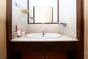 Deluxe Suite | Bathroom | Shower, free toiletries, towels, soap - OYO 1843 Cahya Nirwana (Purwokerto)