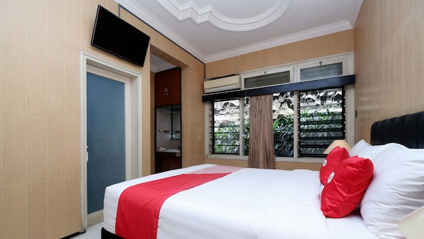 Deluxe Suite | Desk, free WiFi, bed sheets - OYO 1843 Cahya Nirwana (Purwokerto)