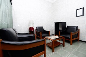 Deluxe Suite | Living area | 32-inch flat-screen TV with cable channels, TV - OYO 1843 Cahya Nirwana (Purwokerto)