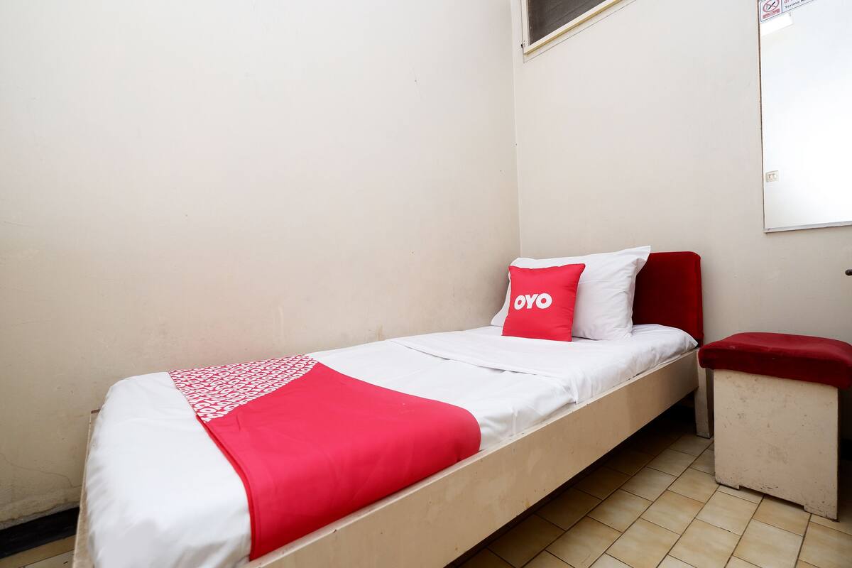Single Room | Desk, free WiFi, bed sheets
