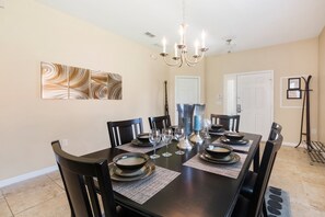 Hus, 5 soverom, privat basseng (4.5 Bathrooms) | Spiseområde på rommet