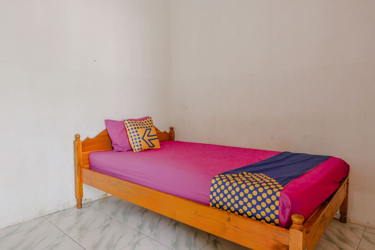Basic Single Room | Desk, free WiFi, bed sheets