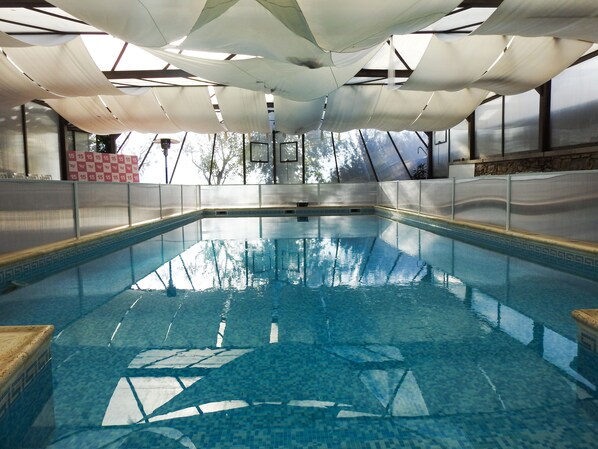Una piscina cubierta