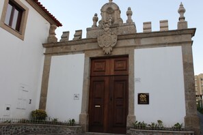 Vista frontal de la propiedad