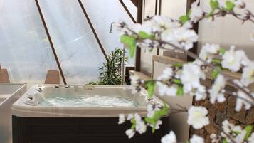 Sauna, hot tub