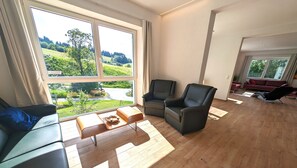 Fernseher, DVD-Player, Tischfußball, Tischtennisplatte