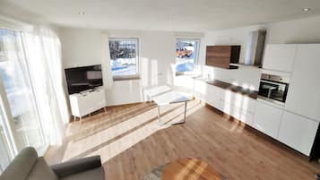 Fernseher, DVD-Player, Tischfußball, Tischtennisplatte