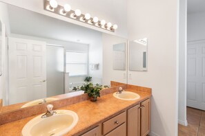 House, 5 Bedrooms (4 Bathrooms) | Bathroom