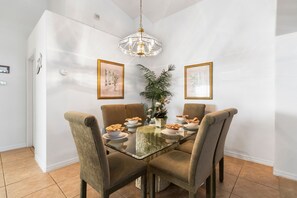 House, 5 Bedrooms (4 Bathrooms) | In-room dining