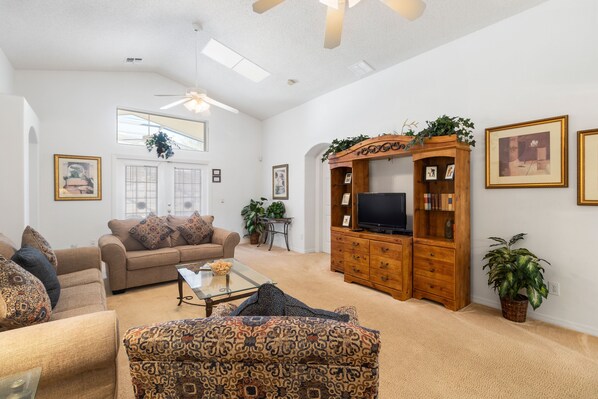 House, 5 Bedrooms (4 Bathrooms) | Living area