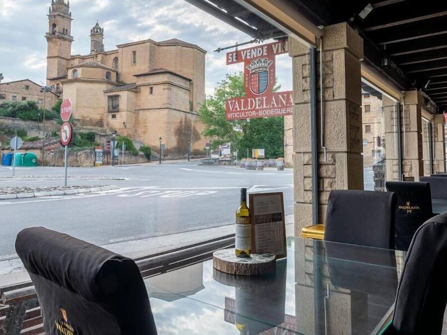 Ein Restaurant mit Außenbereich und Blick auf ein historisches Gebäude.