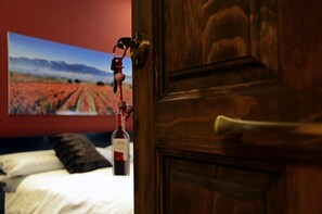 Escritorio, wifi gratis, ropa de cama