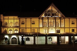 Façade de l’hébergement - soirée/nuit