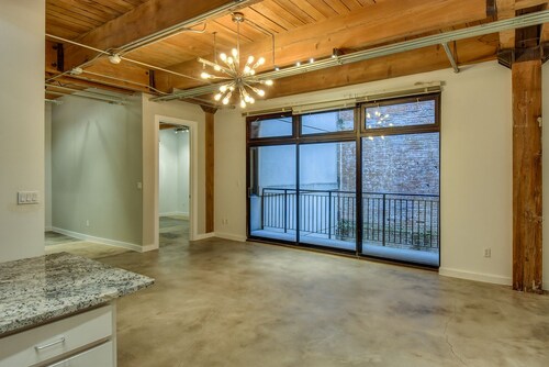 Beautiful updated condo in the heart of Dallas