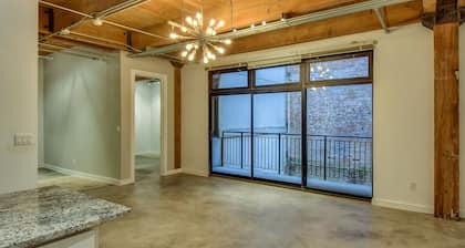 Beautiful updated condo in the heart of Dallas