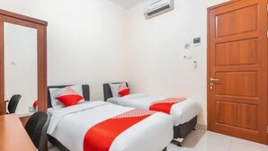 Desk, WiFi (free), bed sheets - OYO 1620 Sion Family Residence (Purwodadi)