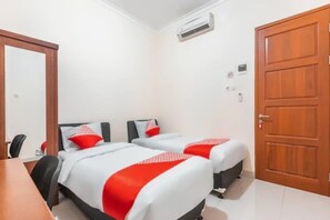 Desk, free WiFi, bed sheets - OYO 1620 Sion Family Residence (Purwodadi)