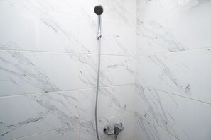 Deluxe Twin Room | Bathroom | Shower, towels - OYO 1620 Sion Family Residence (Purwodadi)