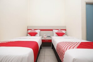 Standard Twin Room | Desk, free WiFi, bed sheets - OYO 1620 Sion Family Residence (Purwodadi)