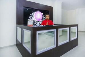 ฝ่ายต้อนรับ