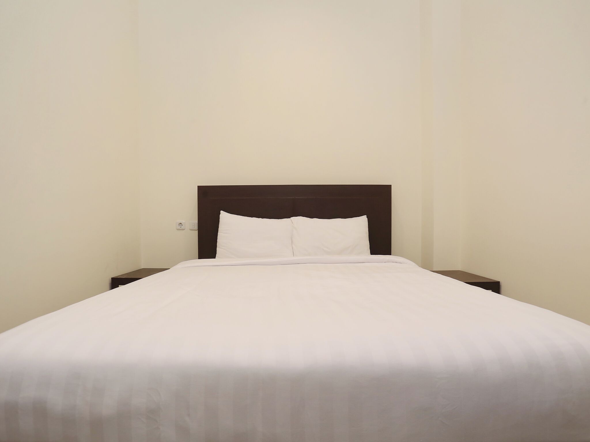 Een bureau, geluiddichte muren, gratis wifi, beddengoed