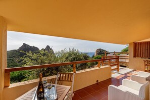 Outdoor dining - Villa Assenzia Plant: villa with Jacuzzi (Costa Paradiso)