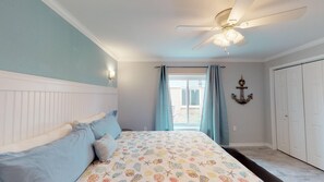1 bedroom, desk, free WiFi, bed sheets - Walk to Sandfest, Shared Pools, Boardwalk to the Beach (Port Aransas)