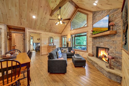 Amazing mountain view cabin, Hot tub, wifi near Mercier Orchards!