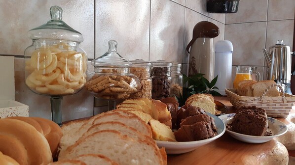 Free daily buffet breakfast - Pousada Cardoso (Cambara do Sul)