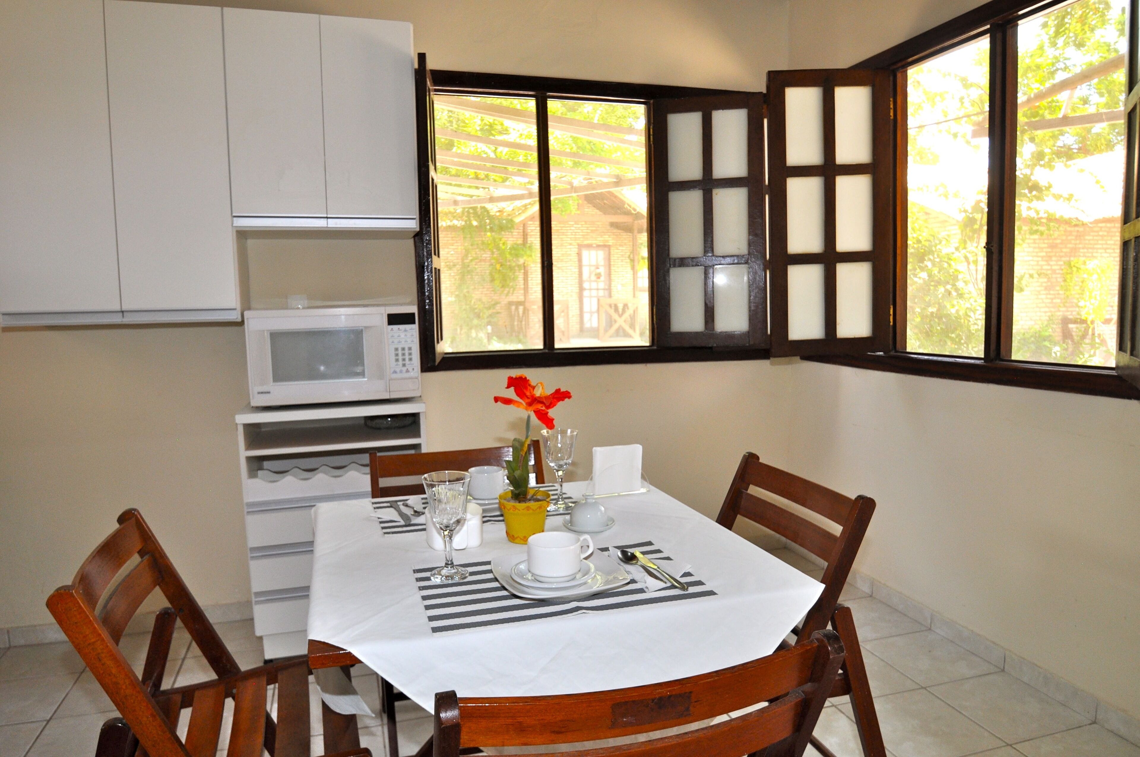 Daily cooked-to-order breakfast (BRL 20 per person)