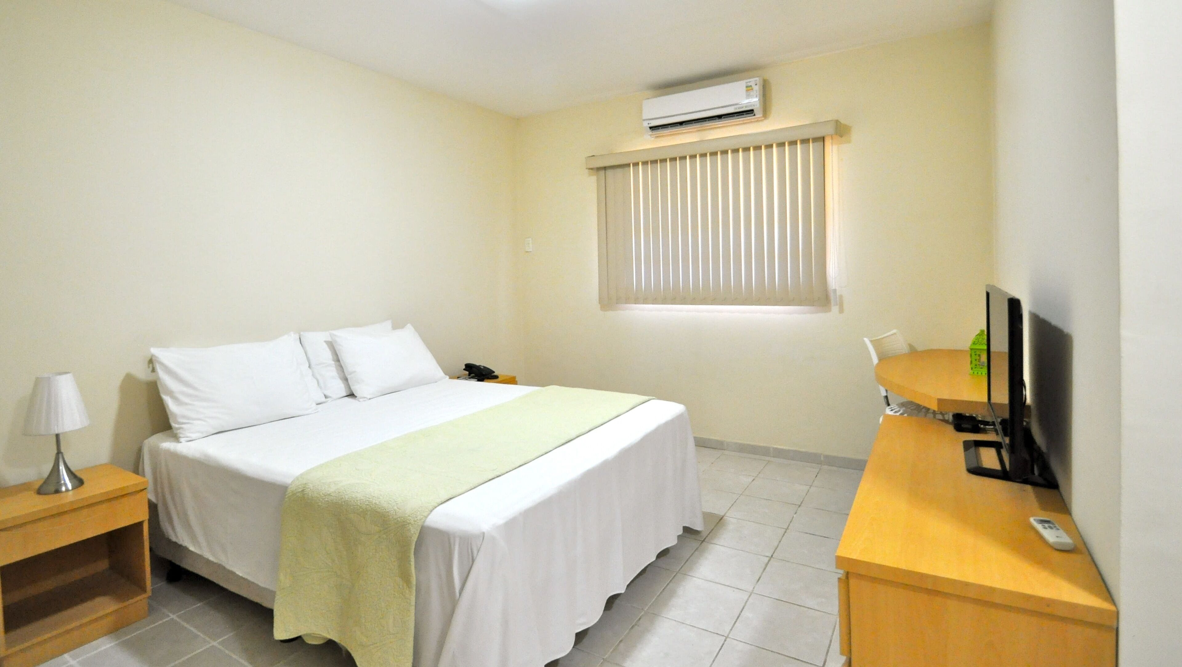 Minibar, muebles diferentes y escritorio 