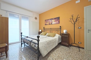 Ropa de cama de alta calidad, cubrecamas y escritorio