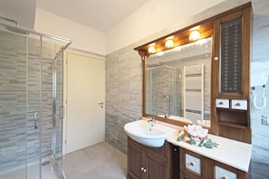 Standard Double Room, Private Bathroom (External) | Bathroom | Shower, rainfall showerhead, designer toiletries, hair dryer