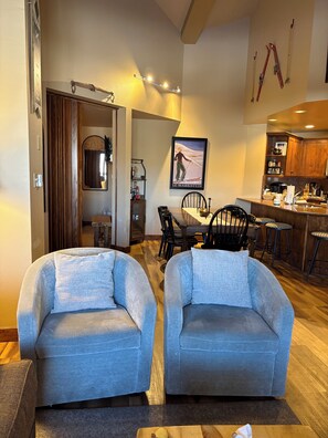 Smart TV, fireplace, books, computer monitors - Free Shuttle, Heated Pool, Hot Tubs, Fitness Rm, Location and Air Conditioning! (Steamboat Springs)
