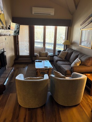 Smart-TV, Kamin, Bücher, Computerbildschirme