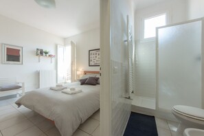 1 bedroom, iron/ironing board, travel cot, free WiFi - San Lorenzo Terrace Duomo View, near the SMN station, Tram, Market. AC provided (Firenze)