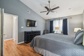 3 bedrooms, desk, iron/ironing board, free WiFi