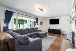 Smart TV, fireplace - West Bay Waterfront Home (Traverse City)