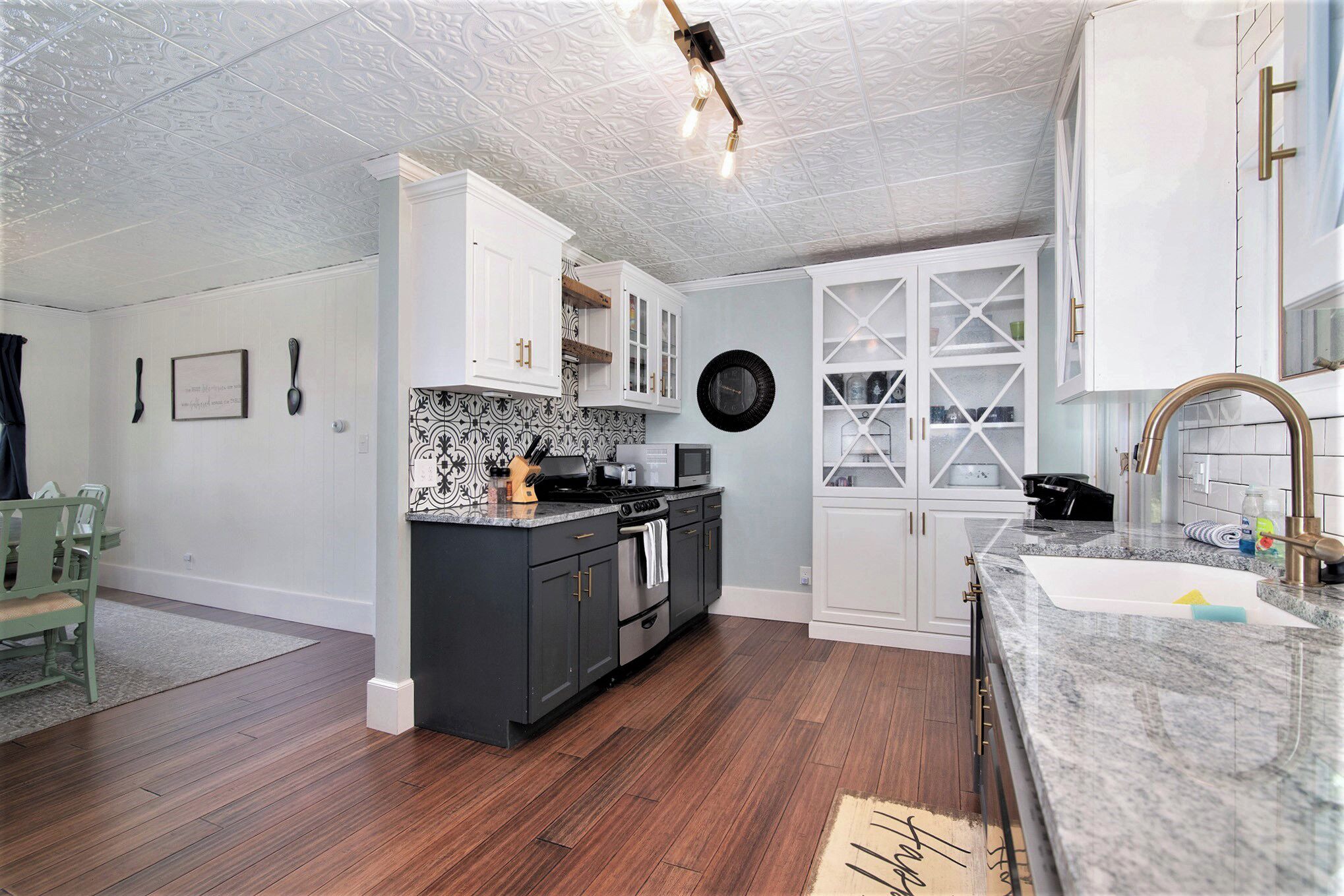 Jääkaappi, mikroaaltouuni, uuni, liesi