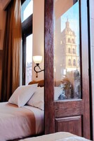 Escritorio, cortinas blackout y tabla de planchar con plancha 