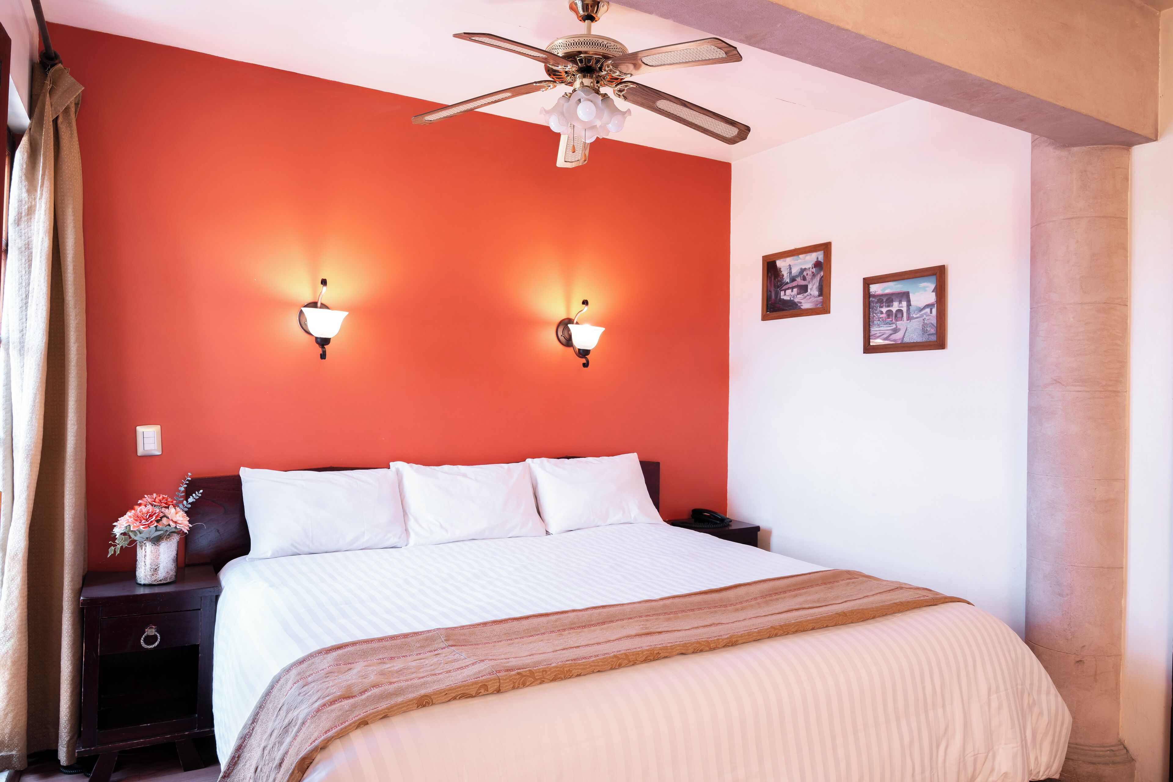 Escritorio, cortinas blackout y tabla de planchar con plancha 