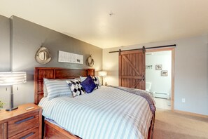 2 bedrooms, iron/ironing board, travel cot, WiFi - Mountain condo with full kitchen, fireplace, & deck - close to skiing (Steamboat Springs)