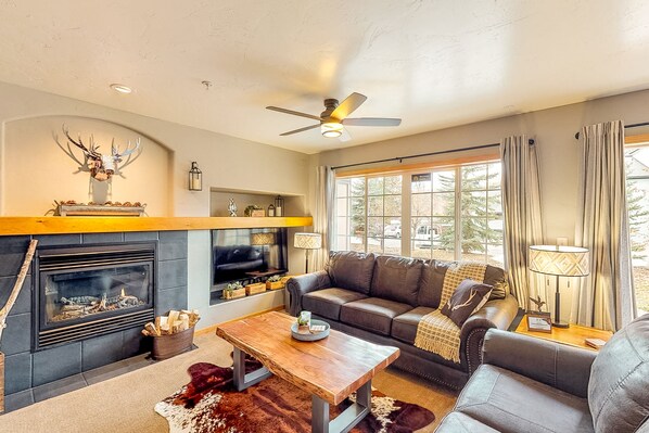 TV, fireplace, video games, DVD player - Mountain condo with full kitchen, fireplace, & deck - close to skiing (Steamboat Springs)