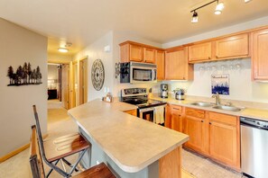 Een koelkast, een microgolfoven, een oven, een kookplaat