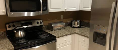 Refrigerador, microondas, parrilla de estufa y lavavajillas