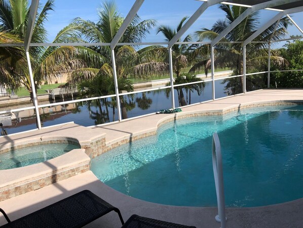 Alberca al aire libre y alberca climatizada