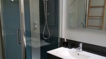 Douche, sĂšche-cheveux, serviettes fournies