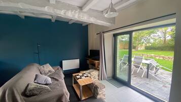 Télévision, lecteur de DVD, livres