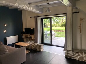 Télévision, lecteur de DVD, livres